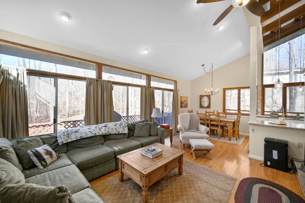 Pocono Pines, Naomi 4 Bedrooms, 2 Full Bath